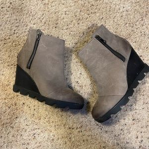 Sorel Up town size 7